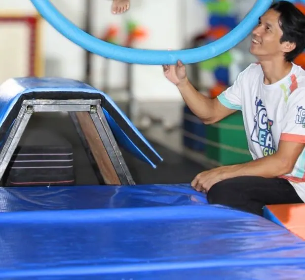 Coach da CatLeap acompanhando criança em salto